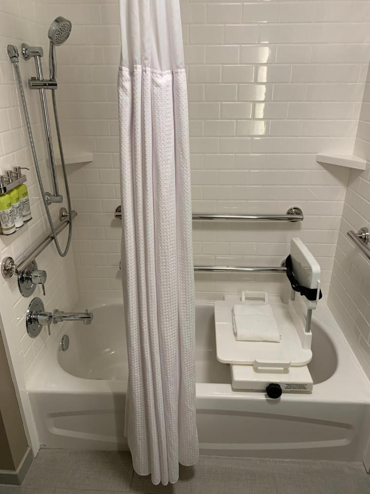 Queen Studio Suite with Batch Tub - Mobility Accessible - Non-Smoking interior